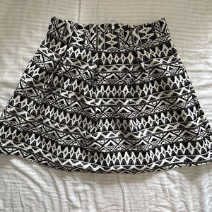 Forever 21 Black & White Patterned Skirt with Zipper back, Size Large